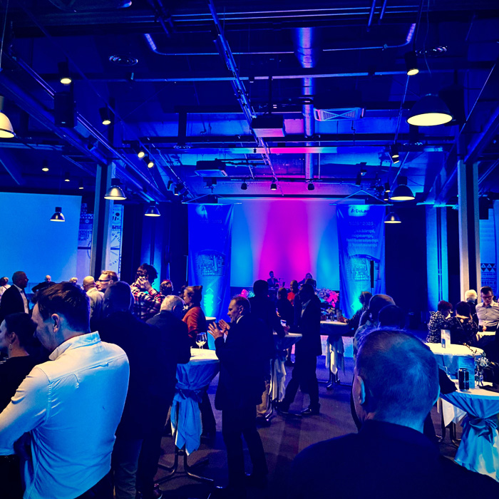 Duo esiintymässä yritysjuhlissa Tampereella.