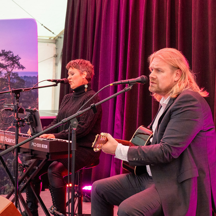 bändi esiintyjänä yritystapahtumassa.