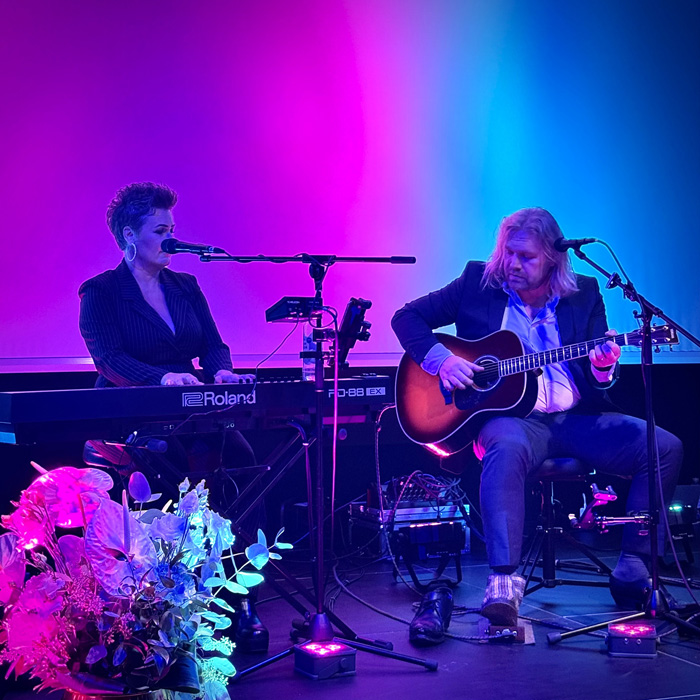 Bändi esiintymässä yritystapahtumassa.