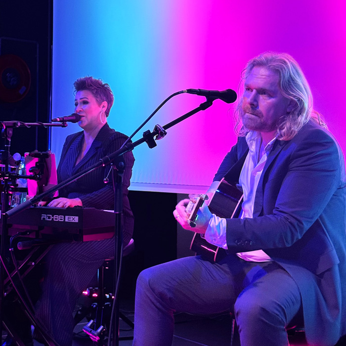 Duo His`n`Hers esiintyy yritysjuhlissa Tampereella.