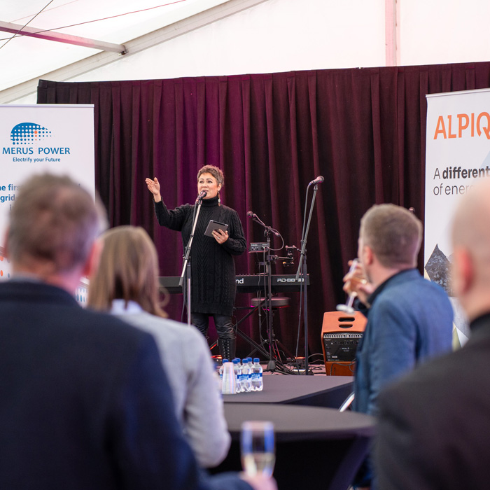 Juontaja Minna Mäkinen.