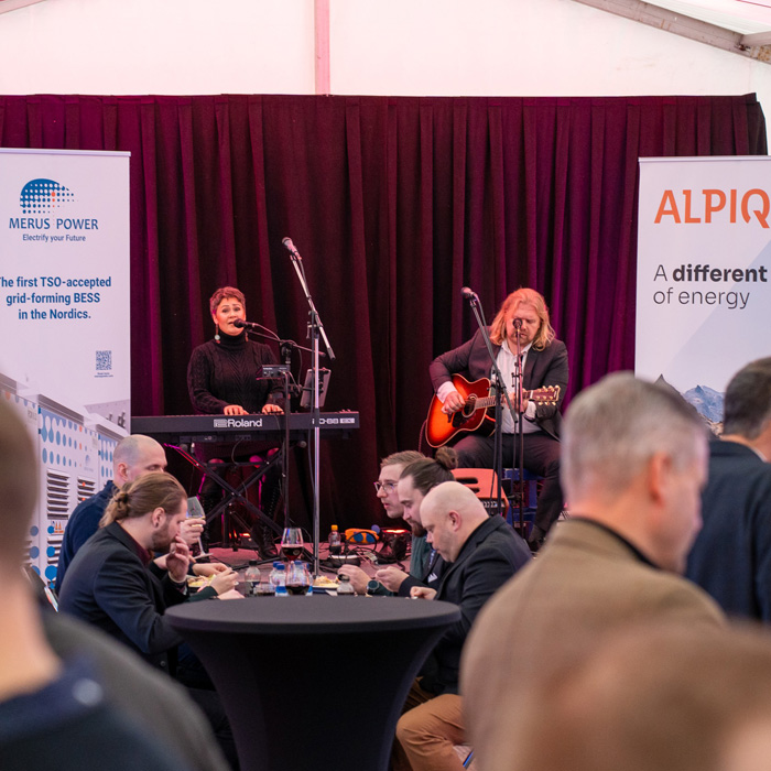 Trubaduurit juhlissa.