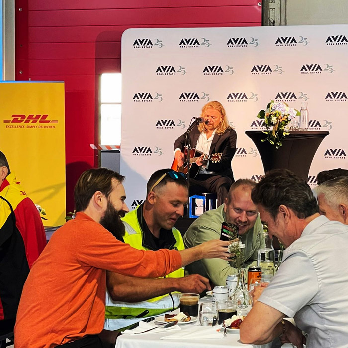 Livemusiikkia harjannostajaisiin.